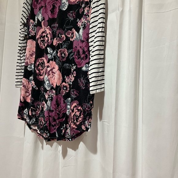 Maurice’s 3/4 Sleeve Flower Top - Picture 2 of 3